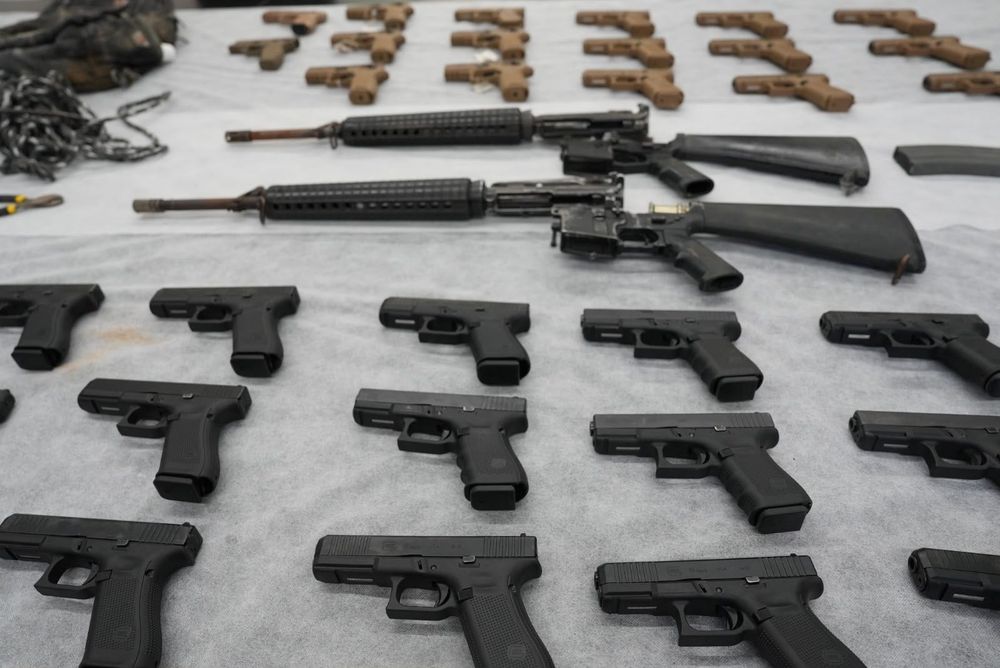 34 Pistols and Two M-16 Rifles Seized at Jordan Border