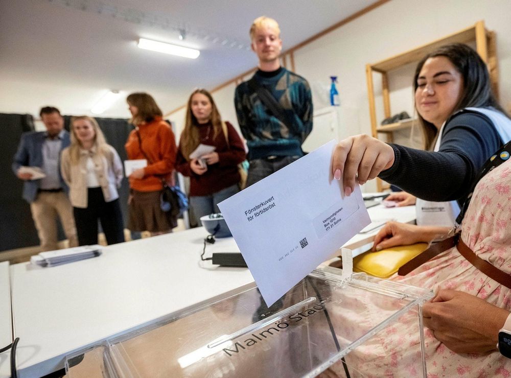 Gap between right and left in Sweden narrows, but extremes dictate divisive discourse