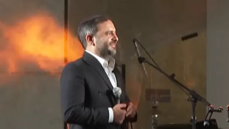 Moshe Luk Performs Well-Known Piyut