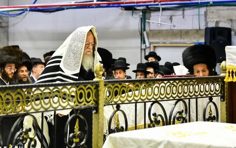 Drama in Modzhitz: Rebbe rushed to hospital on holiday eve, insisted on passing before the ark