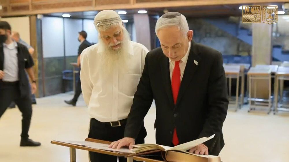 Netanyahu Arrives at Western Wall, Prays for Soldiers' Peace