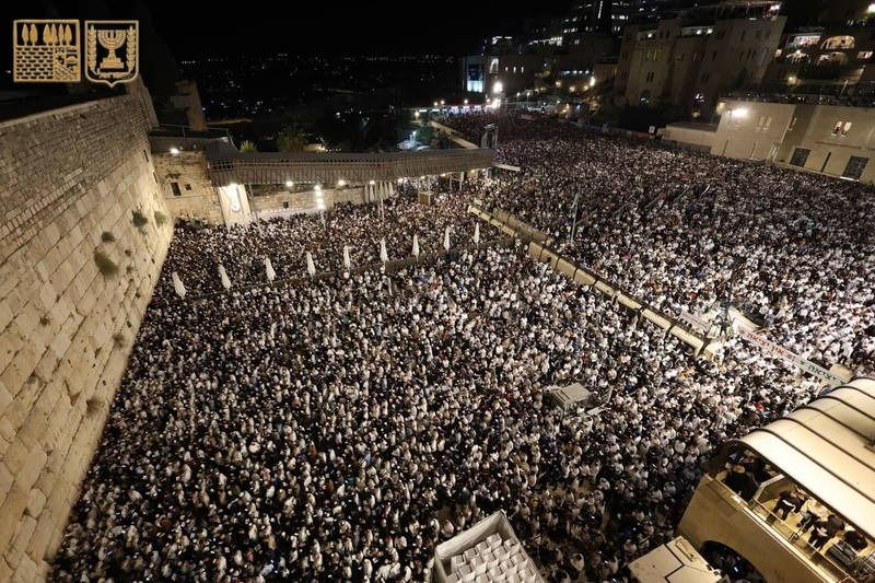 50,000 Recite Selichot at Western Wall Plaza
