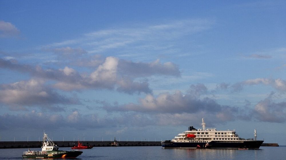 Hundreds of passengers disappeared in Indonesia: It encountered stormy weather.