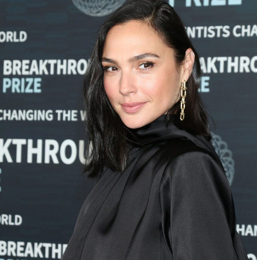Performed alongside Gal Gadot, then boycotted her: "Palestinian giant fruit"