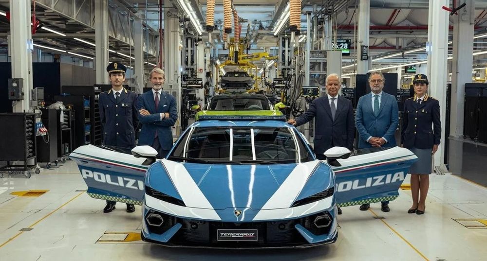 Italian Police Receives Wild Lamborghini