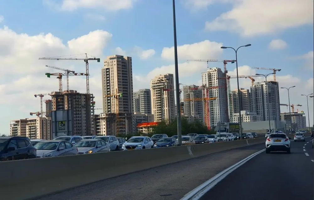 Real Estate Market Crumbles: Sales Weaken as Contractors' Promotions Fail to Help